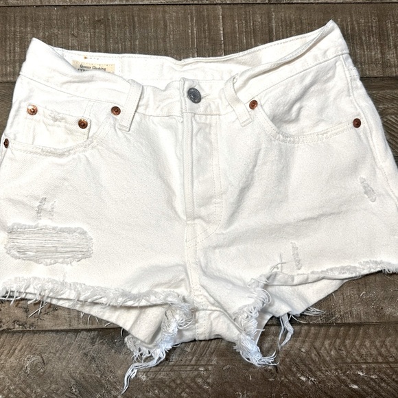 Levi's Pants - Woman’s White Levi Shorts Size 25. Gently used in good condition.
